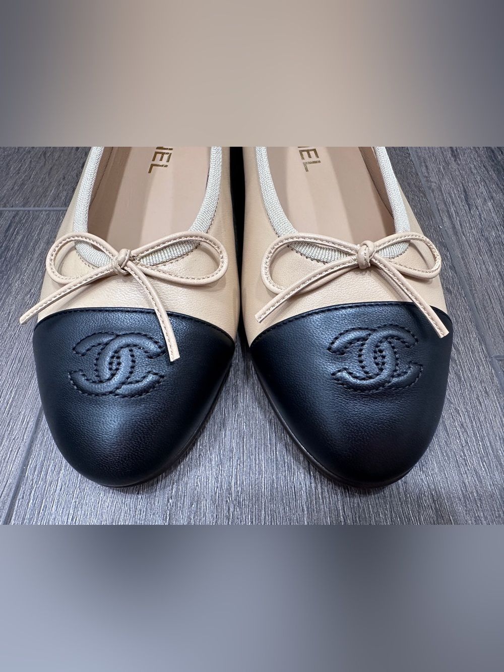 CHANEL CLASSIC CC LOGO BEIGE & BLACK LEATHER BALLET FLATS SHOES Size 37C - Picture 4 of 16